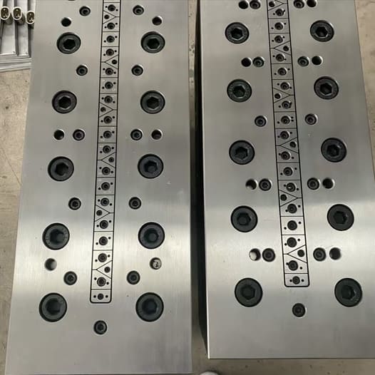Accessories for extrusion moulds