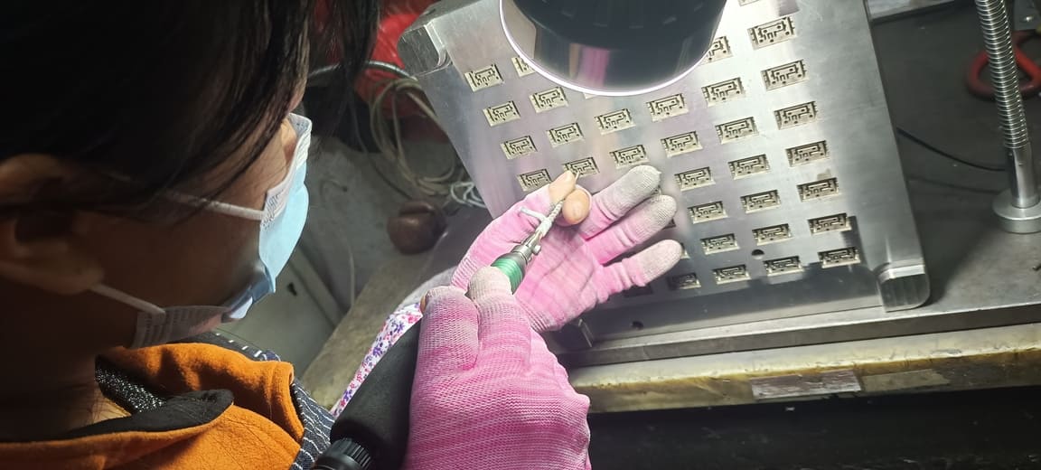 What methods are available for polishing plastic moulds?